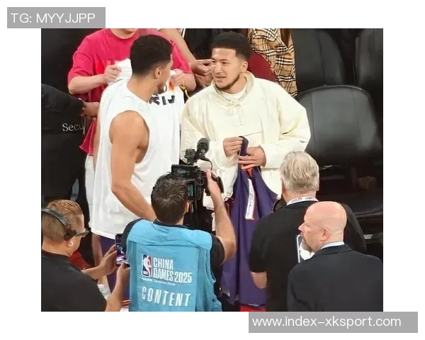 布克赛后与模仿者中国布克亲密合影赠送签名球衣展现友谊与支持