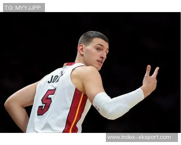 约维奇半场表现惊艳15分钟内斩获11分3板3助助球队领先 约维奇半场表现惊艳15分钟内斩获11分3板3助助球队领先